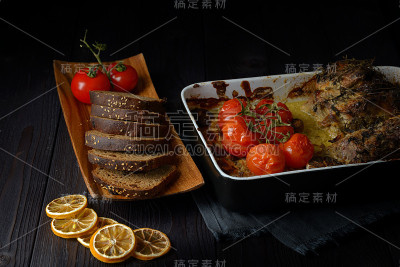 肉和蔬菜在烤箱里煮