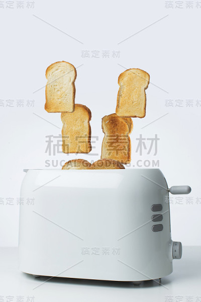 吐司面包从烤面包机里跳出来