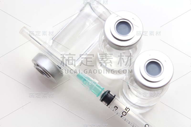 装满药瓶和注射器