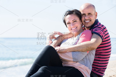 一对情侣在海滩上抱着对方