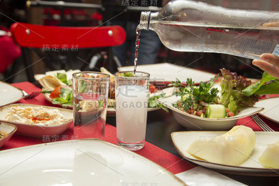 传统的土耳其和希腊酒桌raki