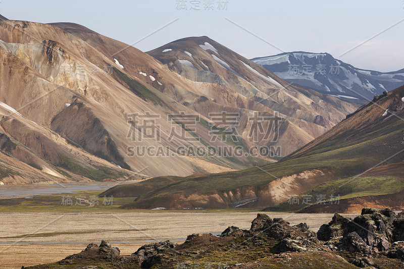 冰岛。南部地区。Fjallabak。带有流纹岩的火山景观