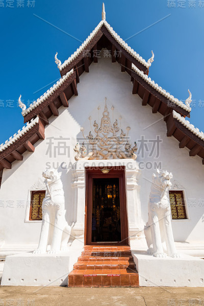 蓝天上的白色寺庙