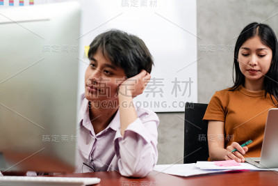 年轻的商人在工作，和同事们开会，