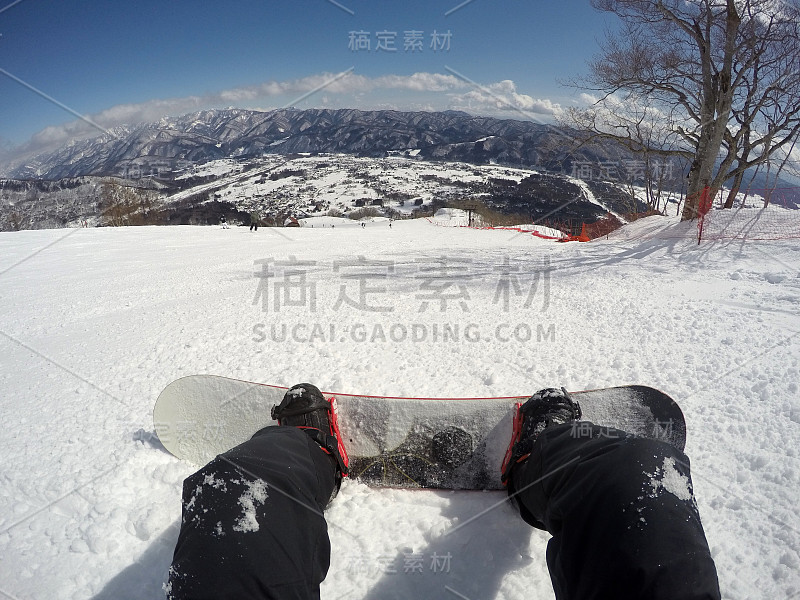 在日本阿尔卑斯山滑雪