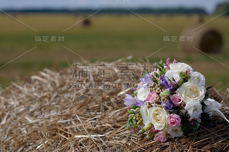 草堆上的婚礼花束