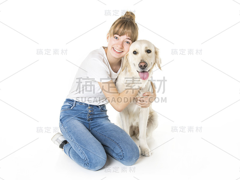 漂亮的少女和她美丽的金毛猎犬在白色的背景