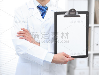 医疗标志-医生显示剪贴板。