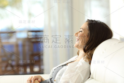 在公寓里度假放松的女人