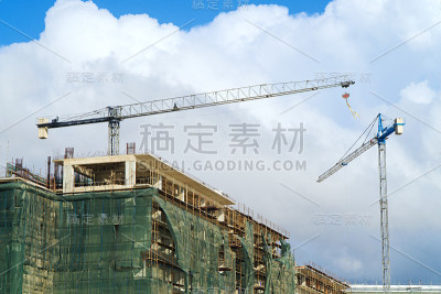 城市中的工业建筑起重机。