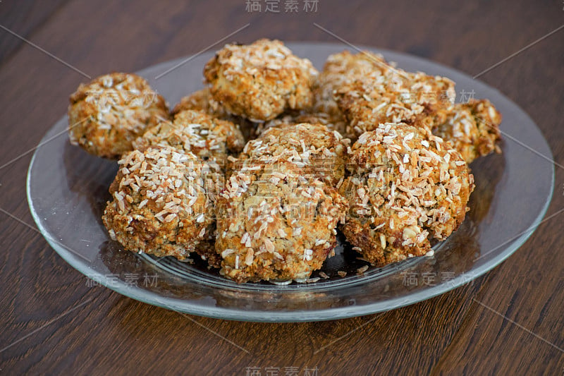 自制燕麦饼干配椰子片，什锦麦片，杏干和其他美味。香甜健康的零食