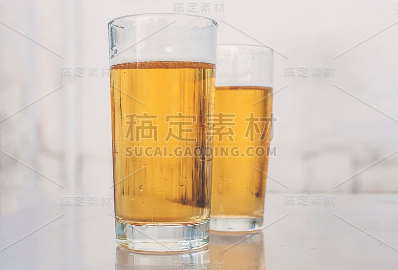 两杯啤酒