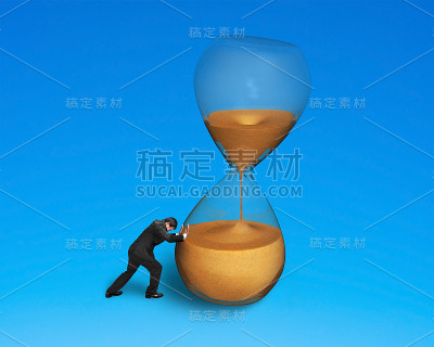 男性推着倾斜沙漏