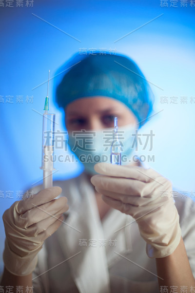 带注射器的护士