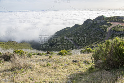 皮科瑞沃徒步旅行，云层之上，令人惊叹的神奇景观，令人难以置信的景色，阳光明媚的天气，低云层，葡萄牙马