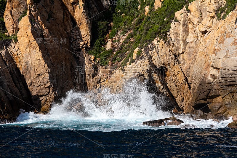 瀑布和岩石，海洋悬崖，海浪破碎，更大的石头