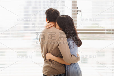 夫妇在爱。女人拥抱丈夫