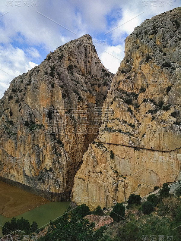 世界上最危险的小径之一“国王之路”(El Caminito del Rey)的广角人行道于2015年