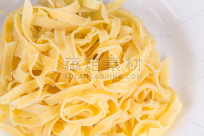 美味的意大利宽面条。