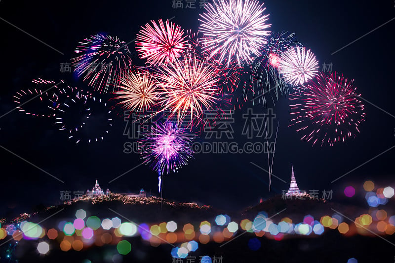 烟火在黑暗的天空中闪闪发光，庆祝山顶上的宗教寺庙