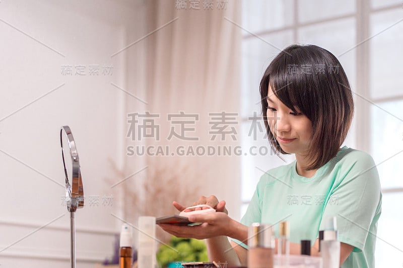 亚洲女性在房间里化妆