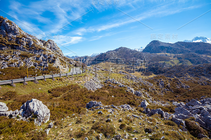 落基山的风景。Picos de Europa国家公园。通往拉各斯德科瓦东加的路，阿斯图里亚斯，西班牙