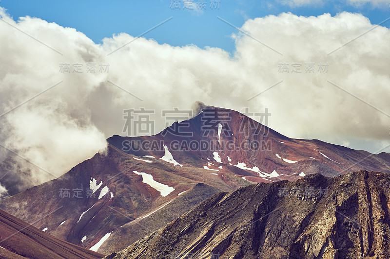 令人惊叹的山景，野生动物的旅行，到山上。