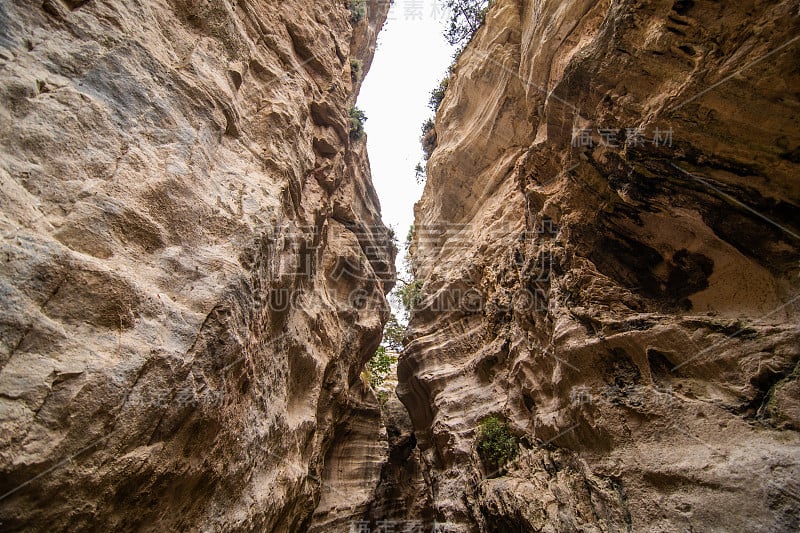 塞浦路斯的阿瓦卡斯峡谷。小河流在前景，阳光照射的岩石在背景