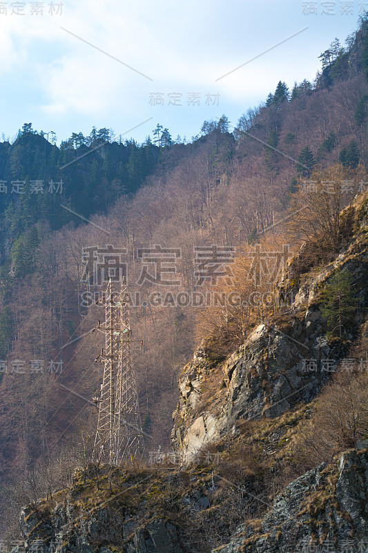 摄于喀尔巴阡大坝上的法格拉斯维德拉鲁湖，蓝天白云，连绵的山脉，罗马尼亚