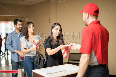 排队看电影的人