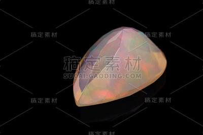 宏观矿物石多面体蛋白石在黑色的背景
