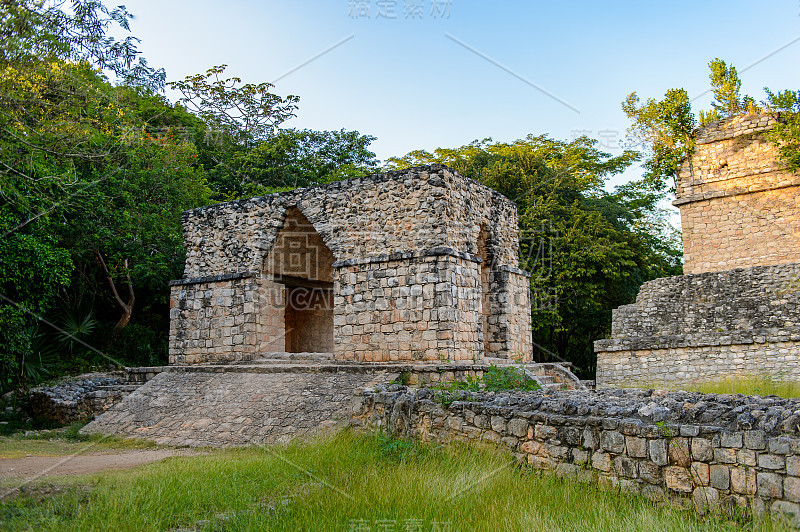 墨西哥尤卡坦半岛的提莫松，尤卡坦半岛的玛雅考古遗址Ek' Balam入口拱门。从前古典时期到后古典时