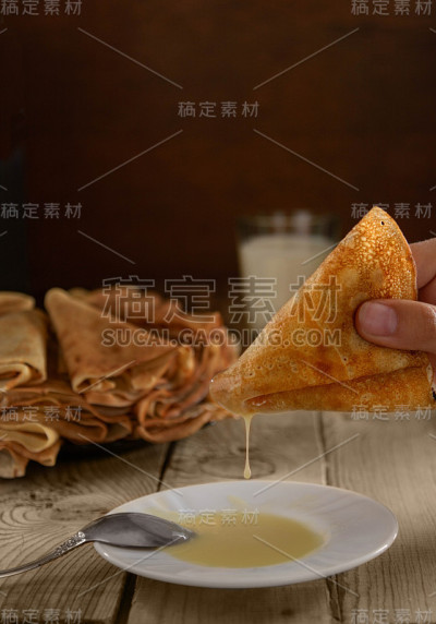 桌上放着甜炼乳煎饼。