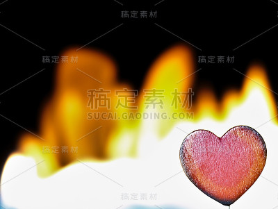 黑色背景上燃烧的心。