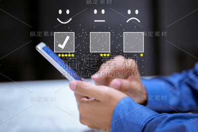 商务客户在线按笑脸表情，服务评分，满意度概念。