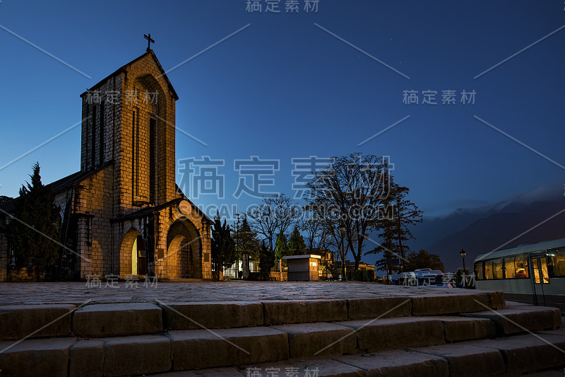 蓝色夜空的萨帕古石砌教堂是越南北部萨帕最受欢迎的旅游目的地