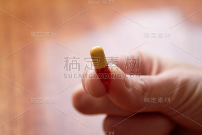 一个胶囊在手指