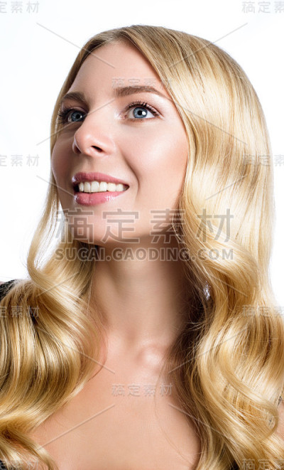 微笑的美丽的女孩