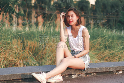 坐在公园桥上的女人