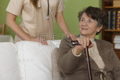 拿着木棍的女士