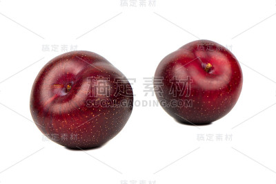 两个大的红李子