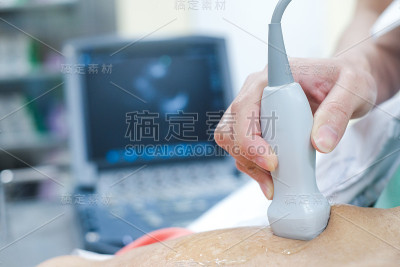 医生正在用超声心动图检查这位病人