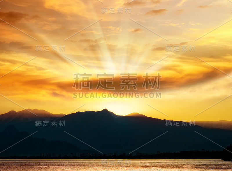 高山之上，夕阳下的天空