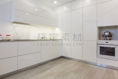 内部拍摄的一个现代厨房在前景的水龙头和厨房水槽