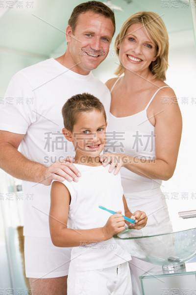 一对夫妇在浴室里，小男孩正在刷牙