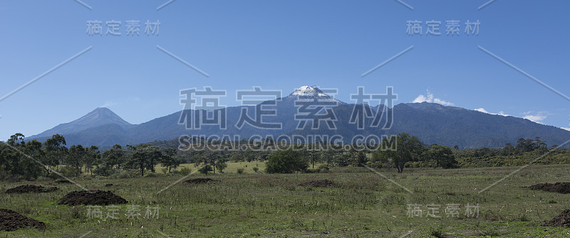 2020年2月的科利马火山全景。