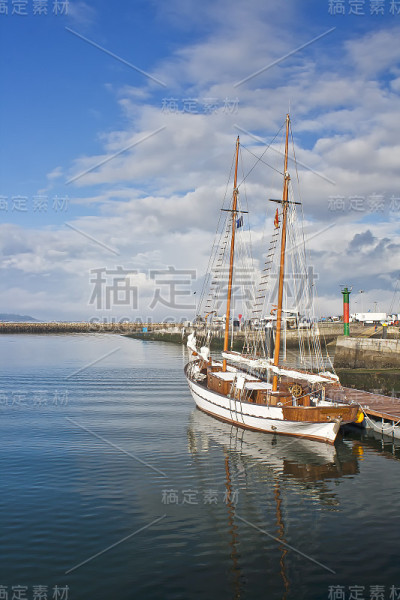 Velero en el puerto de Vilanova de Arousa