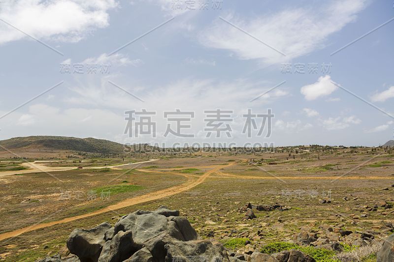 阿鲁巴的自然美景。北海岸。越野阿鲁巴岛。令人惊叹的石质沙漠景观和蓝天白云。