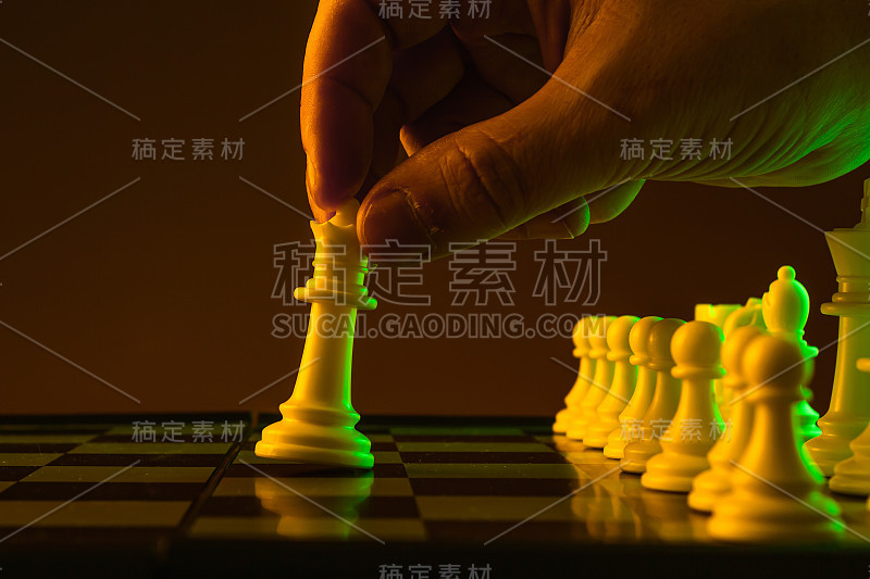 特写手走棋、将棋、象棋、棋盘、游戏、对抗。事业、晋升、创业危机、破产胜利。