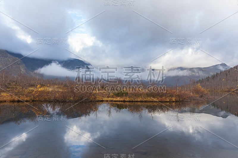 俄罗斯科拉半岛，苔原，美丽的湖泊，五彩缤纷的秋景。有选择性的重点